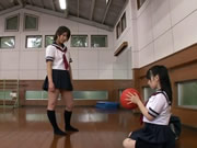 男老師在籃球場雙飛兩個可愛小嫩妹